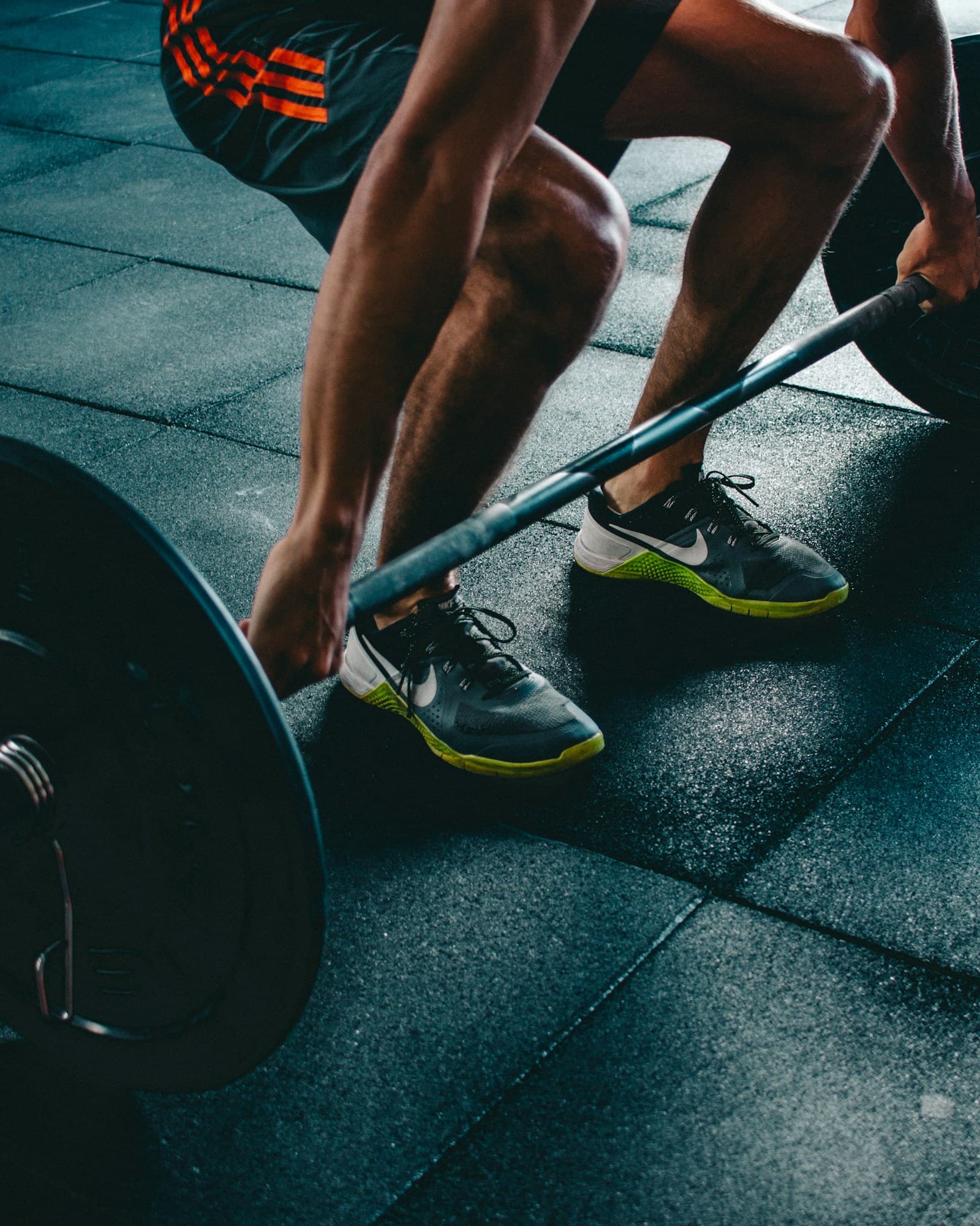 Atleta levantando barra carregada com anilhas RS Fitness